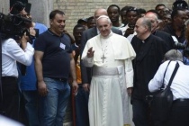 Papa Francesco all'ingresso nel centro Astalli a Roma